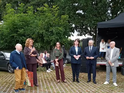 Goście jubileuszu stoją na placu przed sceną