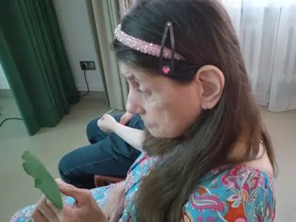Mieszkanka ogląda liść zioła