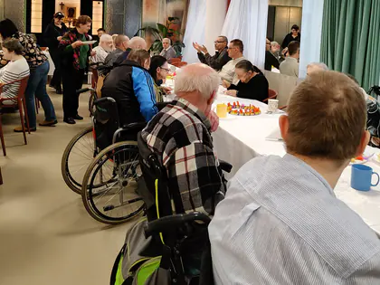 Widok sali pełnej osób spożywających posiłek