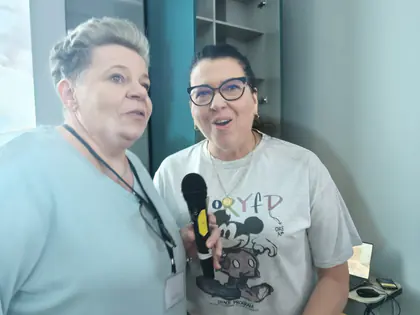 Dwie opiekunki śpiewają do mikrofonu podczas karaoke